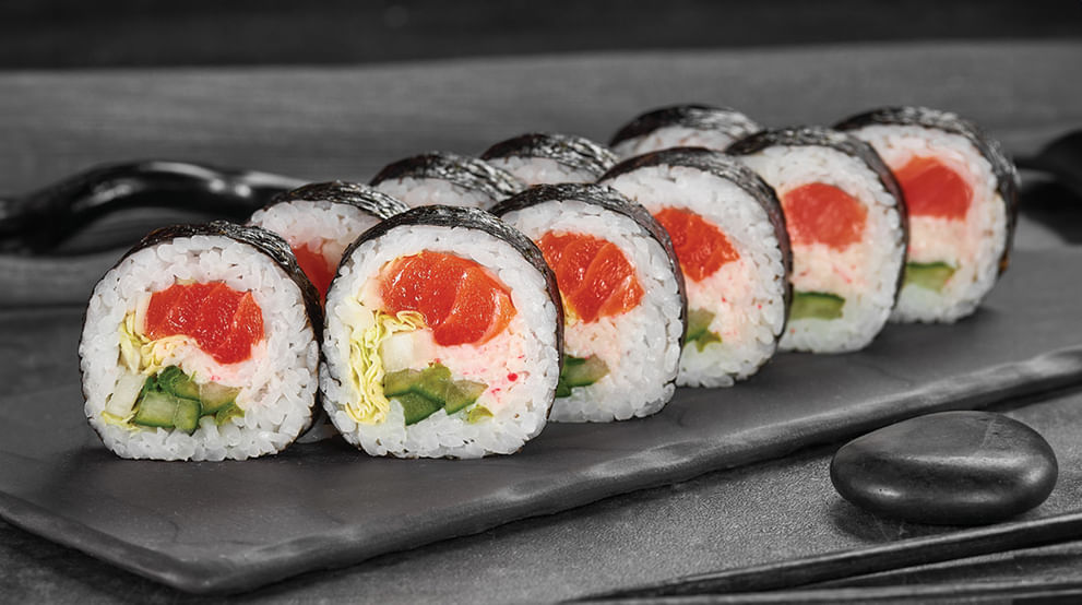 Блюдо Футомаки сяке меню Суши Мастер Футомаки сяке меню Суши Мастер