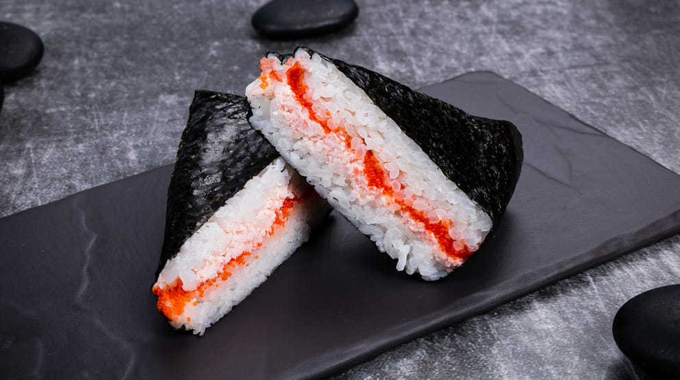 Блюдо Онигири с крабом меню Суши Мастер Онигири с крабом меню Суши Мастер