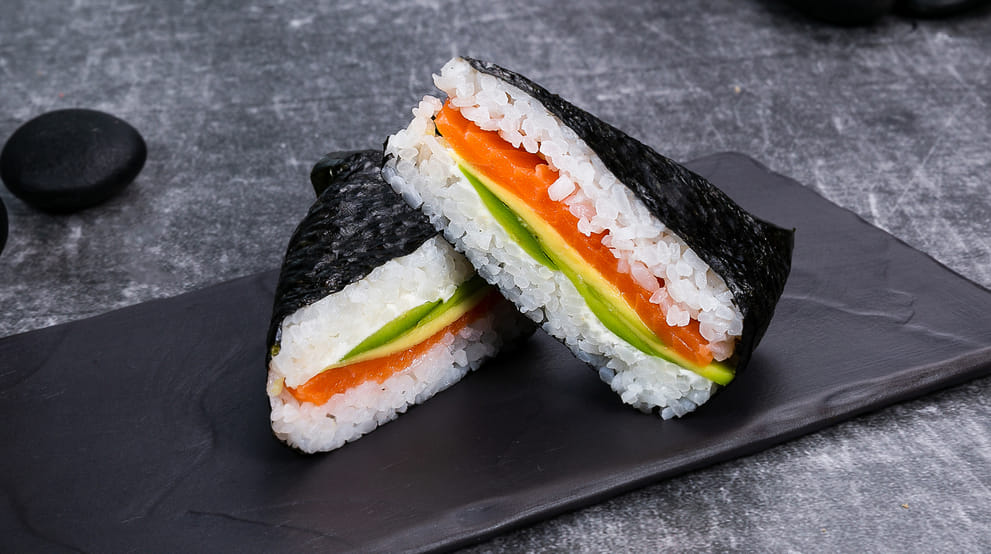 Блюдо Онигири с лососем меню Суши Мастер Онигири с лососем меню Суши Мастер