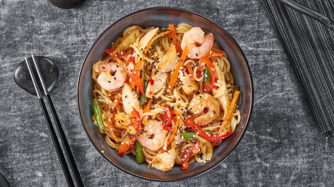 Блюдо Вок С курицей и креветкой в соусе чили меню Суши Мастер Вок С курицей и креветкой в соусе чили меню Суши Мастер